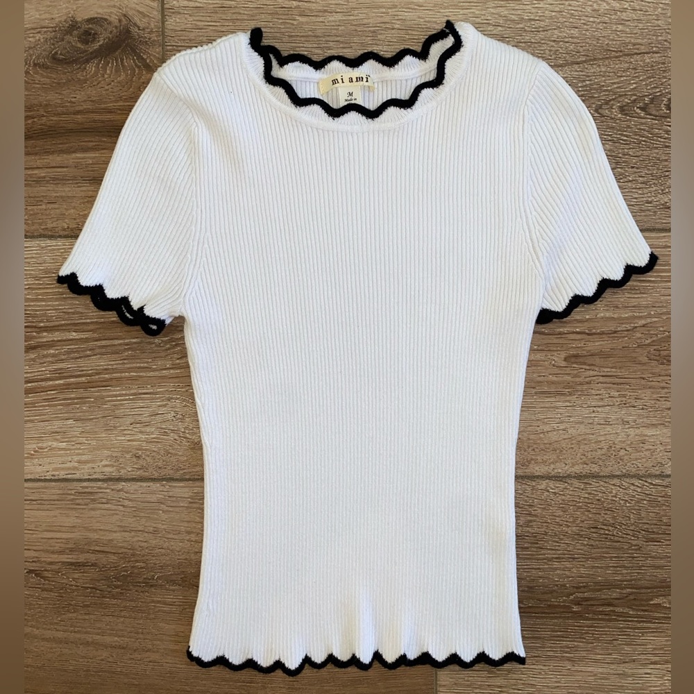 miami, medium, white scalloped tee with blue stitching